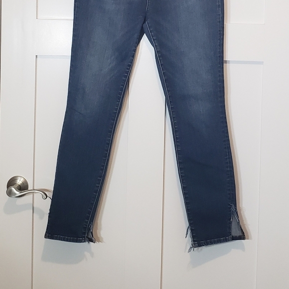 BCGMaxAzria Size 28 High Rise Blue Jeans Skinny Whiskered  Dark W/ Fading - Picture 8 of 14
